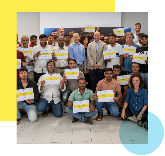 Gli studenti del corso d'italiano della Dante presso Fincantieri Marghera ricevono gli attestati di frequenza